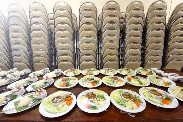 групповой набор азиатских продовольственный ужин готов служить на столе в задней части кухни - food and drink industry food service occupation buffet wedding стоковые фото и изображения