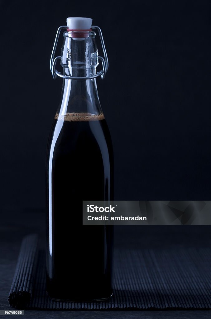 Vinagre botella y alfombra - Foto de stock de Aderezo libre de derechos