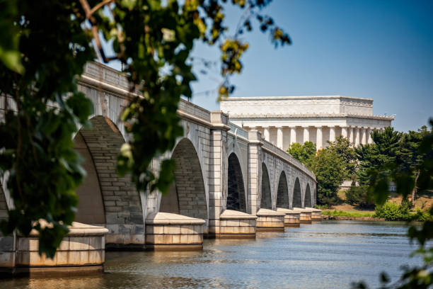 Lincoln Memorial across the Potomac River The Lincoln Memorial and the Arlington Memorial Bridge stretching over the Potomac River into Washington DC arlington memorial bridge photos stock pictures, royalty-free photos & images