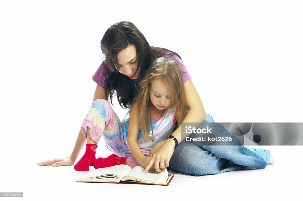 Mamma e figlia leggere libro - Foto stock royalty-free di Adulto