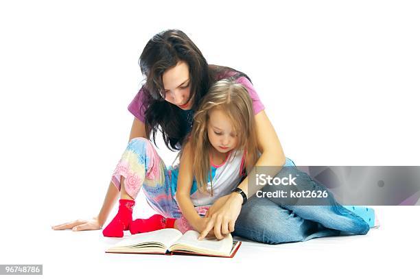 Mamma E Figlia Leggere Libro - Fotografie stock e altre immagini di Adulto - Adulto, Allegro, Amore