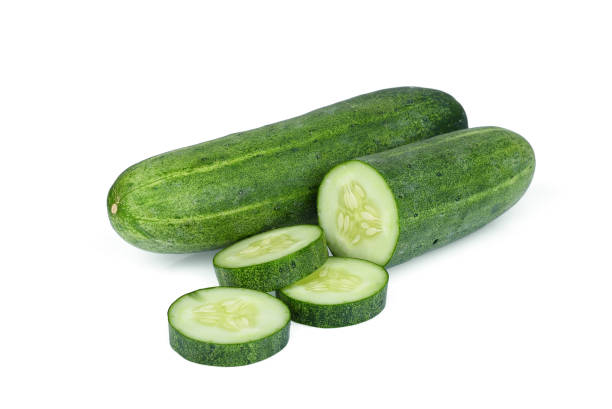 ganze mit scheibe gurke isoliert auf weißem hintergrund - zucchini vegetable freshness green stock-fotos und bilder