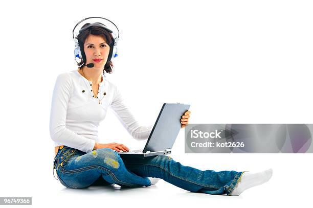 Foto de Mulher Com Fones De Ouvido Com Laptop e mais fotos de stock de Adulto - Adulto, Agente de atendimento ao cliente, Bluetooth