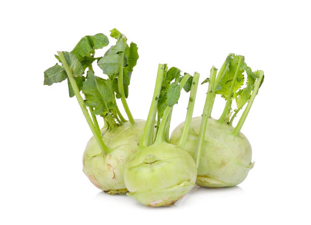 tre kohlrabi interi isolati su sfondo bianco - kohlrabi turnip kohlrabies cabbage foto e immagini stock