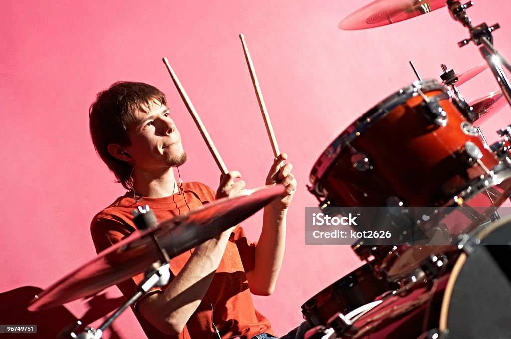 Homem tocando bateria - Foto de stock de Adulação royalty-free