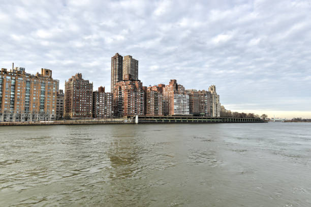 istock View of Manhattan from Roosevelt Island 967505964