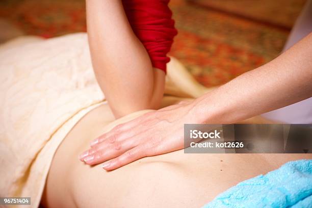 Foto de Massagem Tailandesa e mais fotos de stock de Massagear - Massagear, Povo Tailandês, Cultura Tailandesa