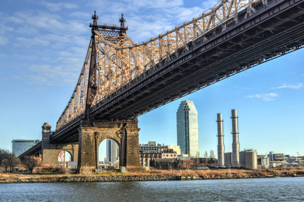 roosevelt island bridge, new york - vertical lift bridge imagens e fotografias de stock