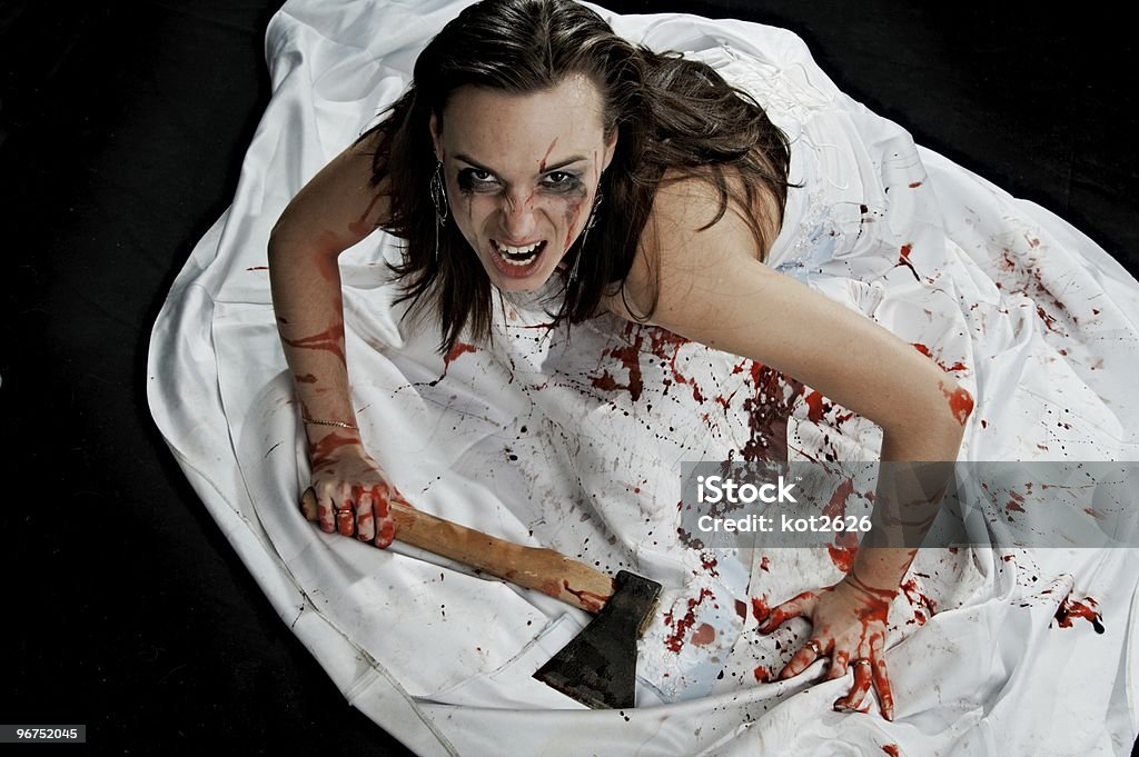 brunette avec couteau - Photo de Accident bénin libre de droits