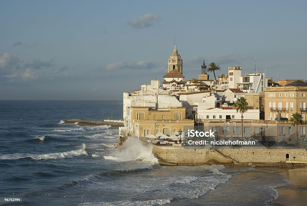 Волны в Sitges - Стоковые фото Ситжес роялти-фри