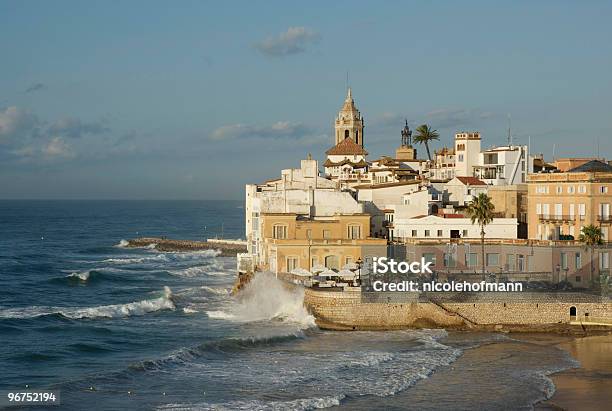 Волны В Sitges — стоковые фотографии и другие картинки Ситжес - Ситжес, Барселона - Испания, Без людей