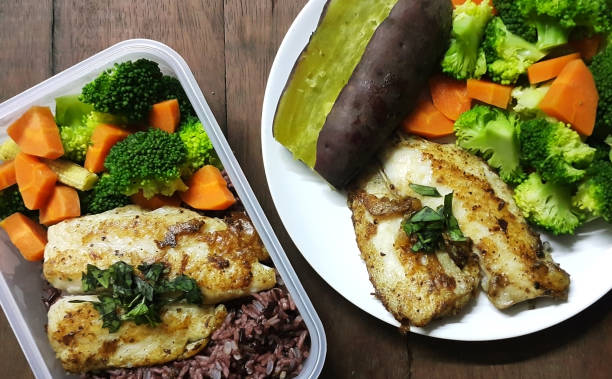 diet food, clean eating, chicken steak and vegetable in box meal on woodden table - healty imagens e fotografias de stock