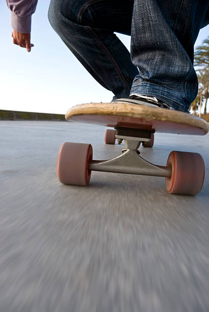 スケートボード、プロムナード - kneeling skateboarding skateboard vertical ストックフォトと画像