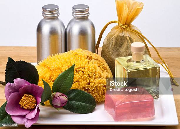 Spa Produtos - Fotografias de stock e mais imagens de Aftershave - Aftershave, Amarelo, Aromaterapia
