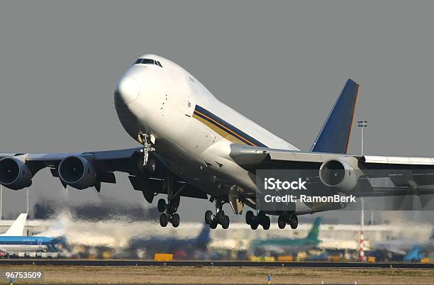 ボーイング 747 機 - 飛び立つのストックフォトや画像を多数ご用意 - 飛び立つ, エンジン, カラー画像