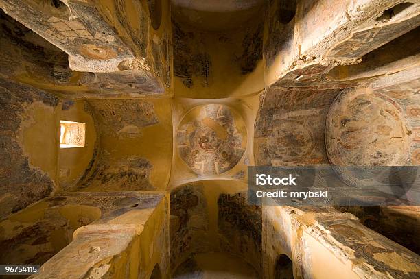 Foto de Dentro Da Antiga Igreja e mais fotos de stock de Antigo - Antigo, Arcaico, Arco - Característica arquitetônica