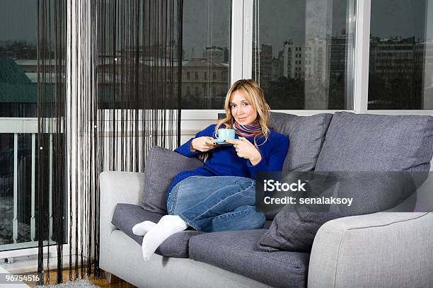 Sick En Mi Apartamento Foto de stock y más banco de imágenes de Adulto - Adulto, Adulto joven, Asistencia sanitaria y medicina