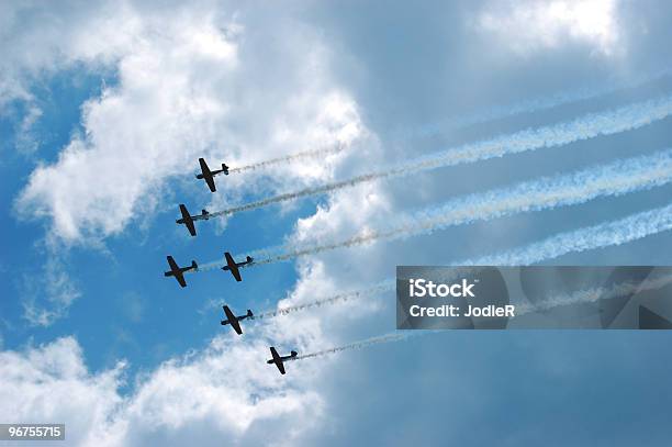 Foto de Seis Avião Voar Por e mais fotos de stock de Espetáculo aéreo - Espetáculo aéreo, Avião, Número 6