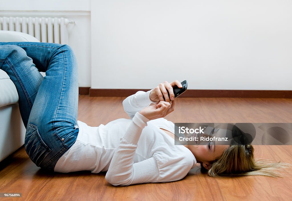Jovem mulher relaxada no telemóvel - Royalty-free Adolescente Foto de stock