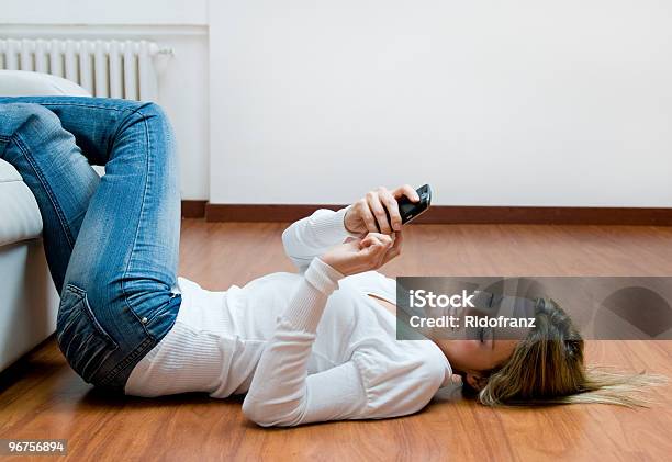 Jovem Mulher Relaxada No Telemóvel - Fotografias de stock e mais imagens de Adolescente - Adolescente, Adulto, Alegria