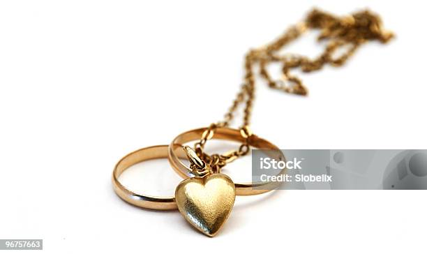 Anillos De Boda Y Un Golden Heart Foto de stock y más banco de imágenes de Acuerdo - Acuerdo, Adulto, Amor - Sentimiento