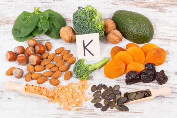 frutas y verduras que contienen vitamina k, minerales y fibra dietética, concepto de nutrición saludable - letter k fotografías e imágenes de stock