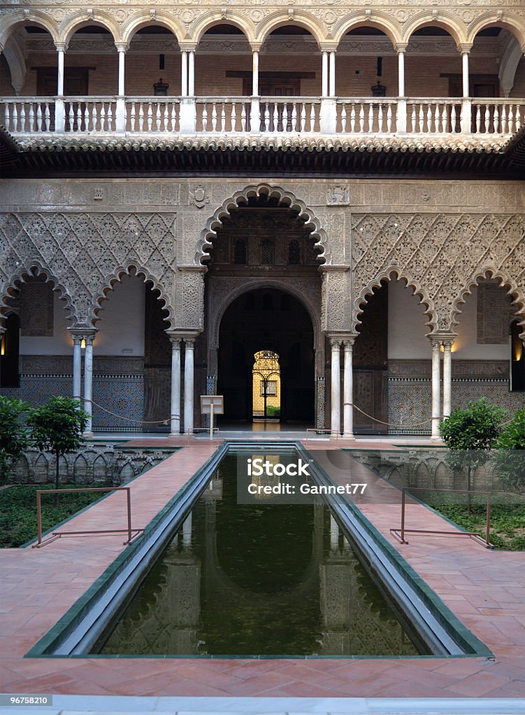 Patio en el palacio de alcázar, naranjas - Foto de stock de Aire libre libre de derechos