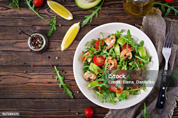 Frische Salatschüssel Mit Garnelen Tomaten Avocado Und Rucola Auf Hölzernen Hintergrund Hautnah Gesunde Ernährung Reinigen Sie Essen Ansicht Von Oben Flach Zu Legen Stockfoto und mehr Bilder von Salat - Speisen