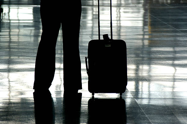 flughafen reisende - floor airport marble vehicle interior stock-fotos und bilder