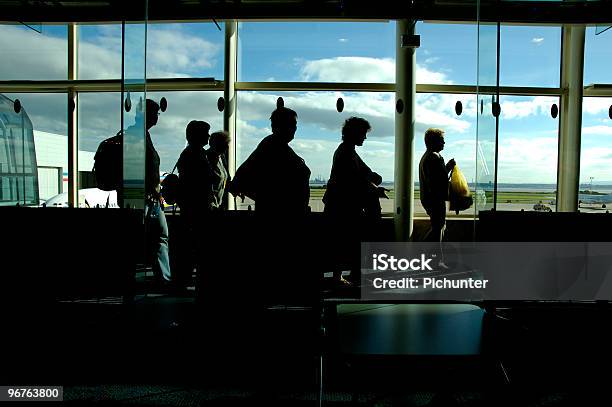 Am Flughafen Stockfoto und mehr Bilder von Abflugbereich - Abflugbereich, Ankunft, Erwachsene Person