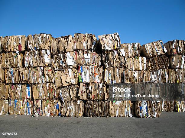 Papelão E Toneladas De - Fotografias de stock e mais imagens de Reciclagem - Reciclagem, Papelão, Lixo