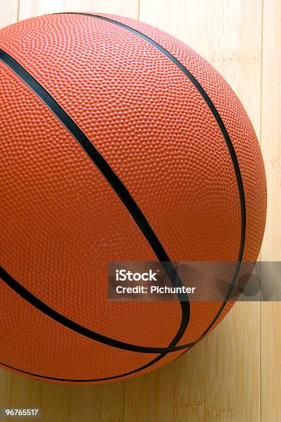 Basketball Stockfoto und mehr Bilder von Aktivitäten und Sport - Aktivitäten und Sport, Auf und ab springen, Basketball-Spielball