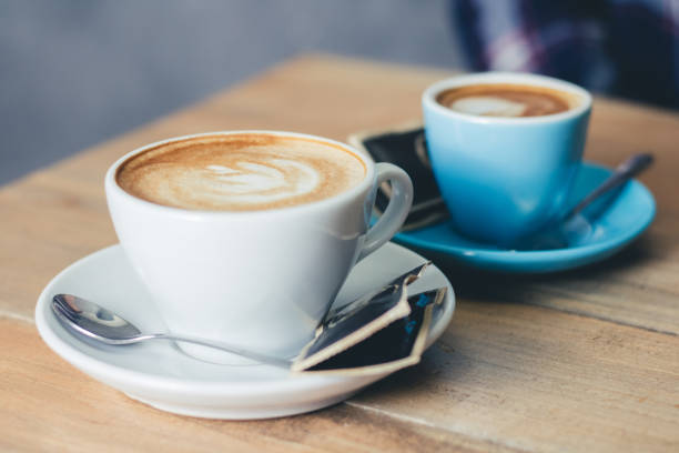 due tazze di caffè sul tavolo. da vicino. - morning coffee coffee cup two objects foto e immagini stock