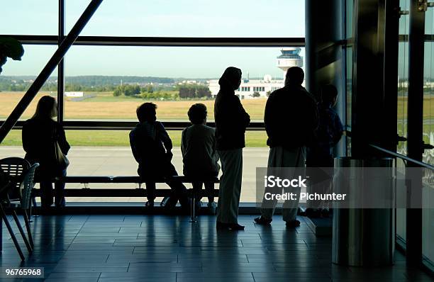 Terminal De Aeroporto - Fotografias de stock e mais imagens de Adulto - Adulto, Aeroporto, Arquitetura
