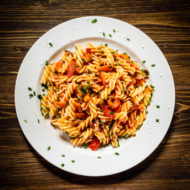 トマトと肉と野菜のパスタ - pasta directly above fusilli food ストックフォトと画像