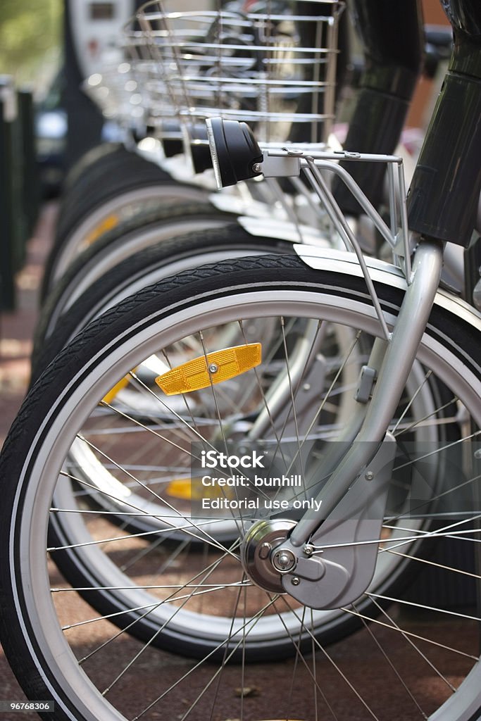 Bicicletas Velib cidade-estacionados em uma linha de Bicicletas - Royalty-free Ao Ar Livre Foto de stock