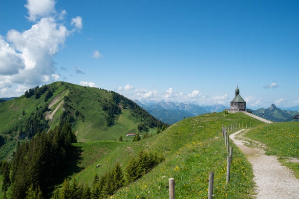 kapelle a wallberg vicino al lago tegernsee - lake tegernsee foto e immagini stock