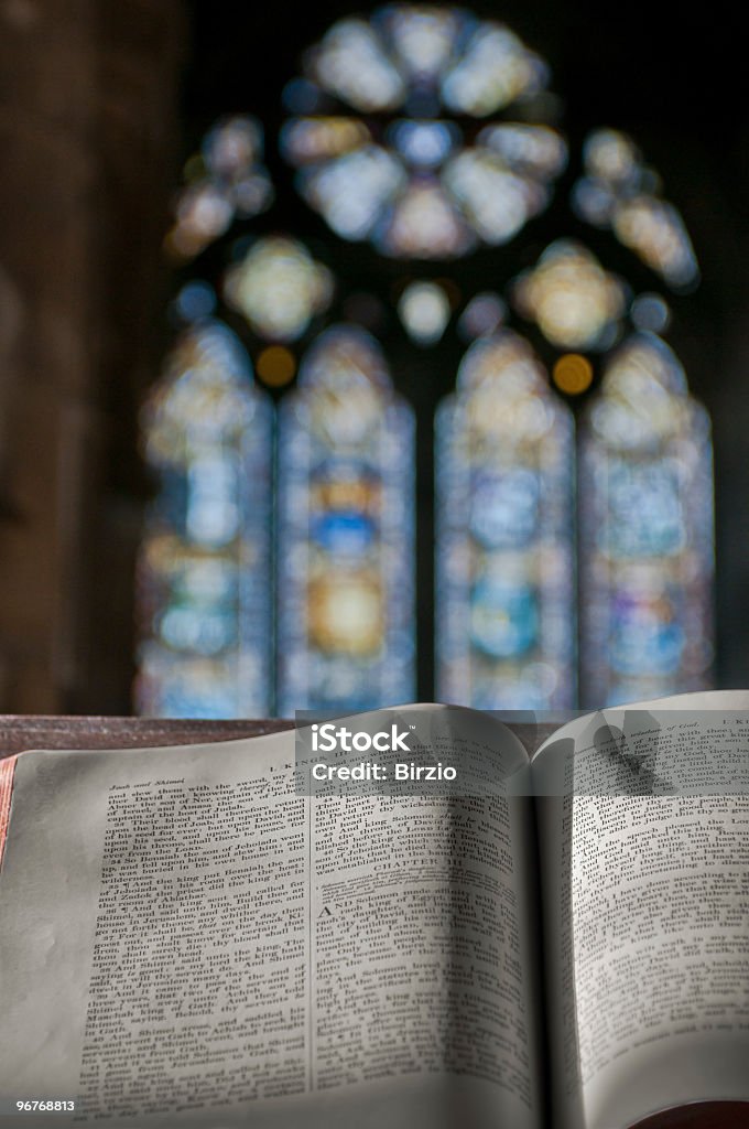 Segnung in der Kirche (vertikal - Lizenzfrei Bibel Stock-Foto