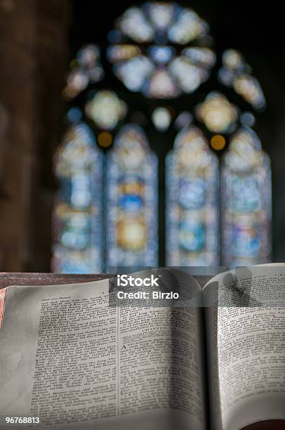 Benção Na Igreja Vertical - Fotografias de stock e mais imagens de Bíblia - Bíblia, Igreja, Púlpito