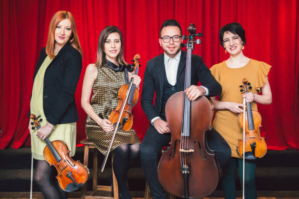 kwartet smyczkowy pozujący po koncercie na scenie. - musical band music musical theater classical concert zdjęcia i obrazy z banku zdjęć