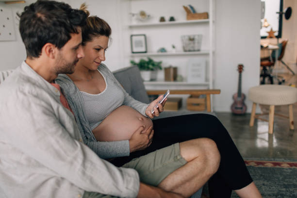 hören sie den herzschlag unseres zukünftigen babys - human pregnancy telephone ultrasound family stock-fotos und bilder