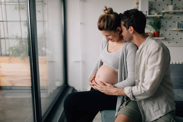 couple attend un bébé - deux parents photos et images de collection