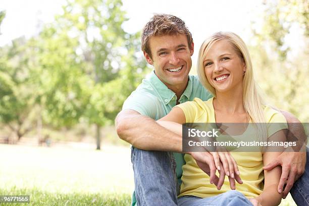 Porträt Eines Jungen Paares Sitzen Im Park Stockfoto und mehr Bilder von Erwachsene Person - Erwachsene Person, Erwachsener über 40, Europäischer Abstammung
