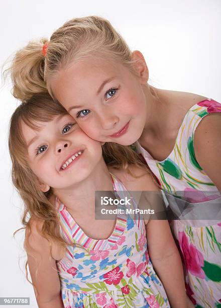 Foto de Dois Gracioso Irmãs e mais fotos de stock de 6-7 Anos - 6-7 Anos, Amizade, Beleza