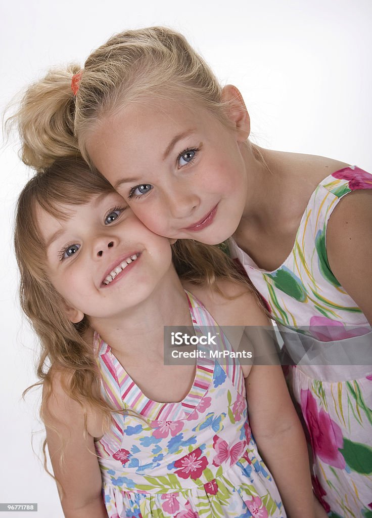 Две милые Маленькие Сестры - Стоковые фото 6-7 лет роялти-фри