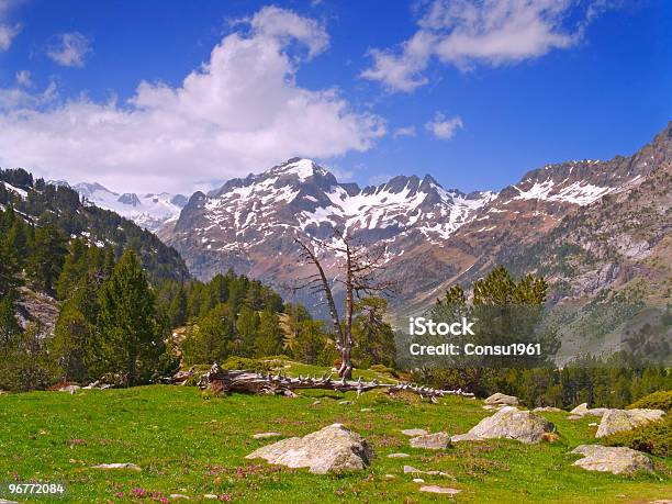 Valle De Benasque Foto de stock y más banco de imágenes de Aire libre - Aire libre, Cadena de montañas, Color - Tipo de imagen