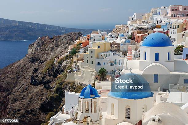 Foto de Vila De Oia Na Ilha De Santorini e mais fotos de stock de Ajardinado - Ajardinado, Aldeia, Antigo