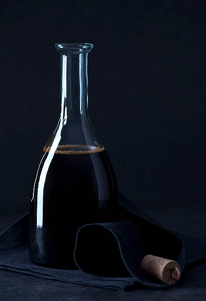 vinagre e devolução - balsamic vinegar vinegar bottle container - fotografias e filmes do acervo