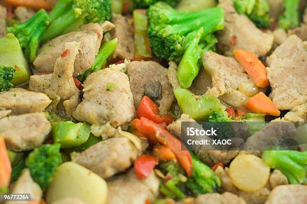 Stir Fry Foto de stock y más banco de imágenes de Alimento - Alimento, Asia, Brécol