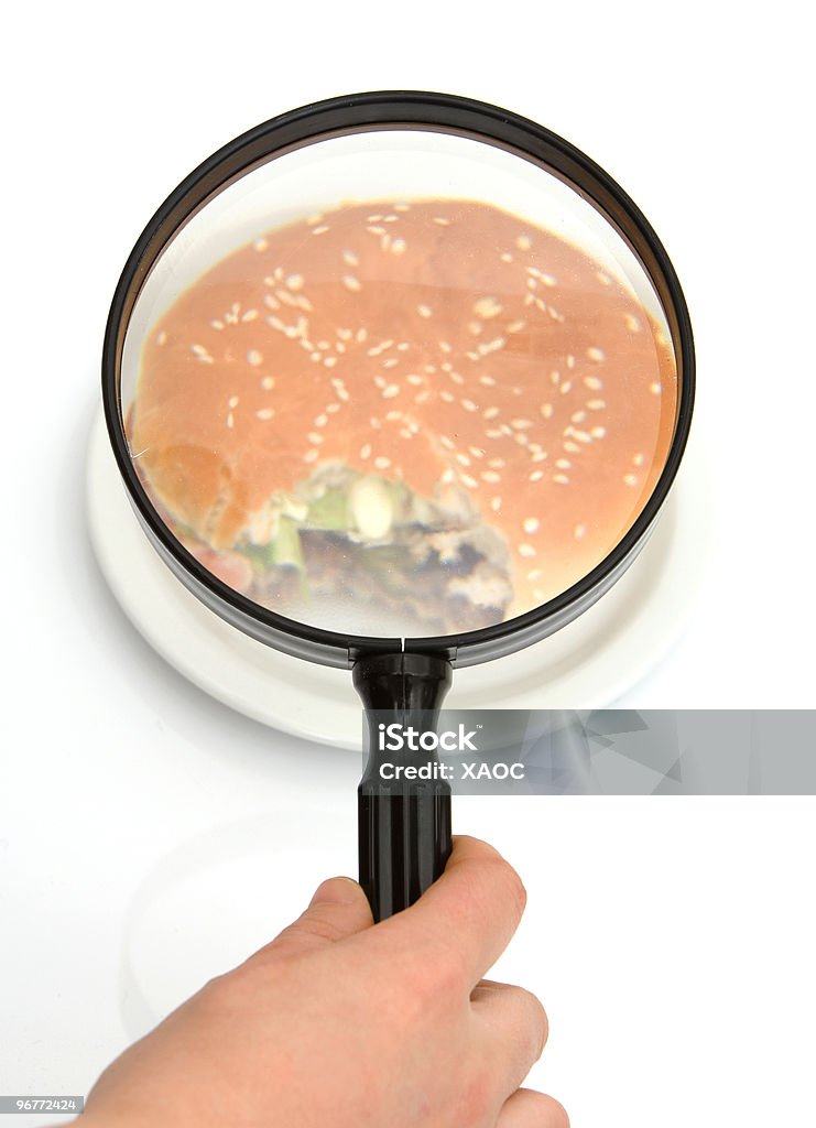 person Inspektion einen hamburger - Lizenzfrei Angebissen Stock-Foto